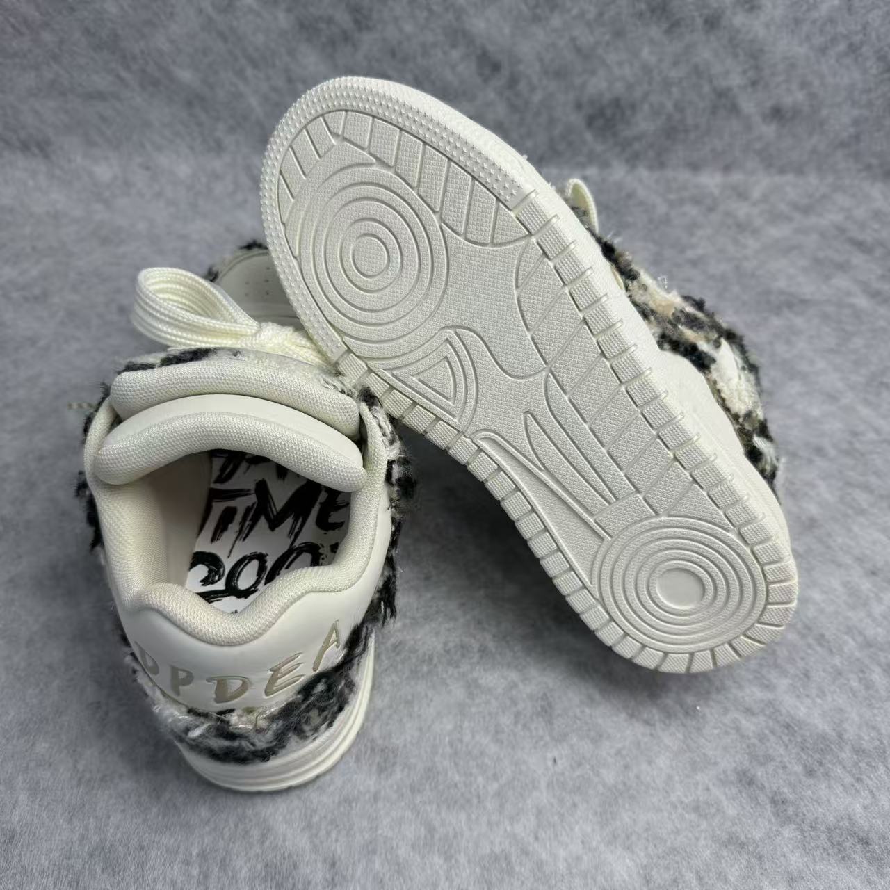 Wear-resistant and tough windproof hiking shoes