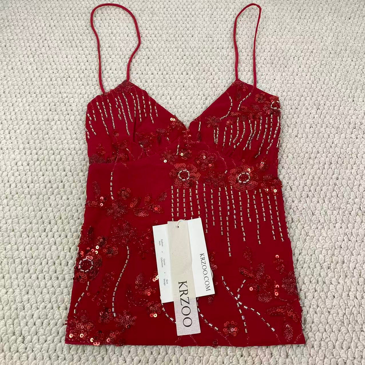 Embroidered figure-hugging tank top
