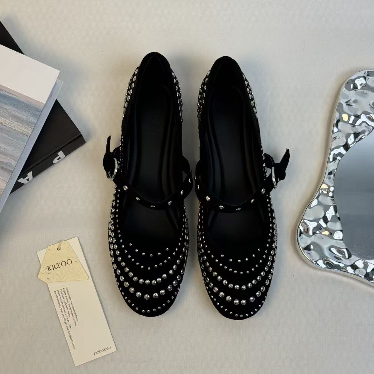 Low-cut one-piece soft-soled slip-on shoes