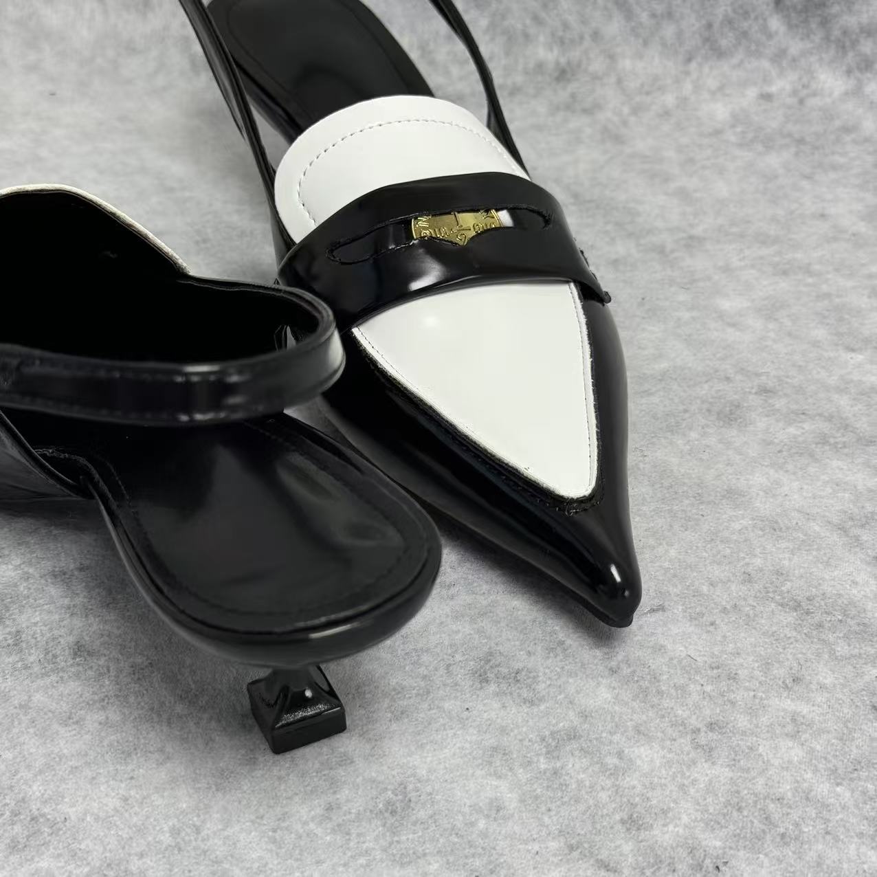 Small gold coin pointed-toe low-heeled shoes