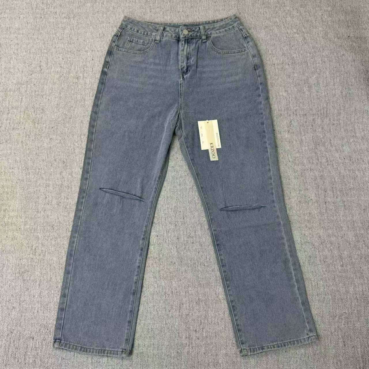 High-waist fringed fabric cutting through the jeans
