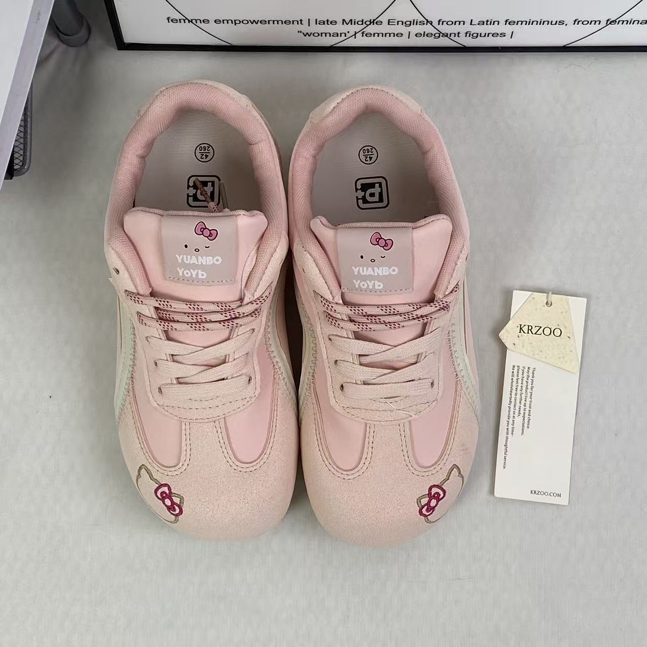 Round-toe casual sports shoes with laces