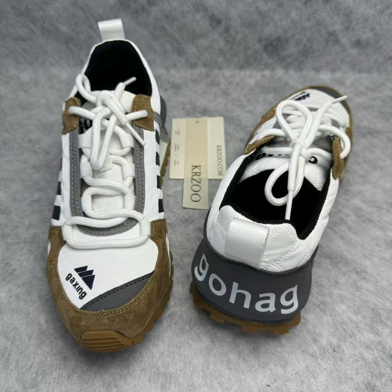 Breathable and shock-absorbing running shoes