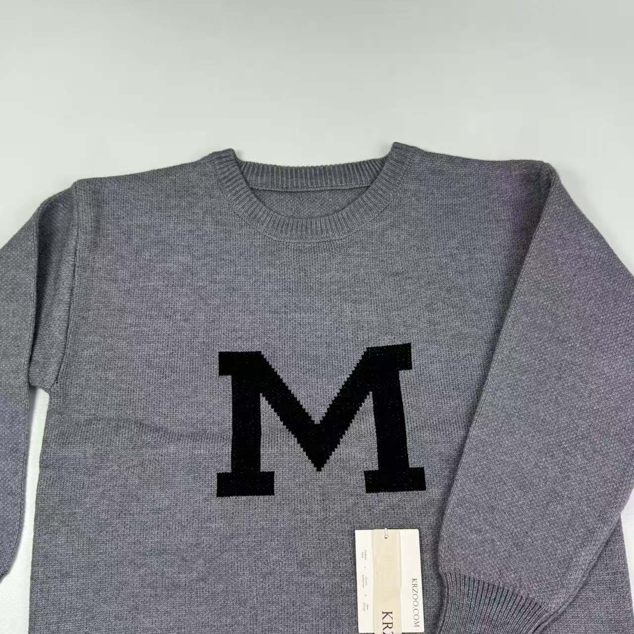 Letter patterned short-sleeved knit shirt