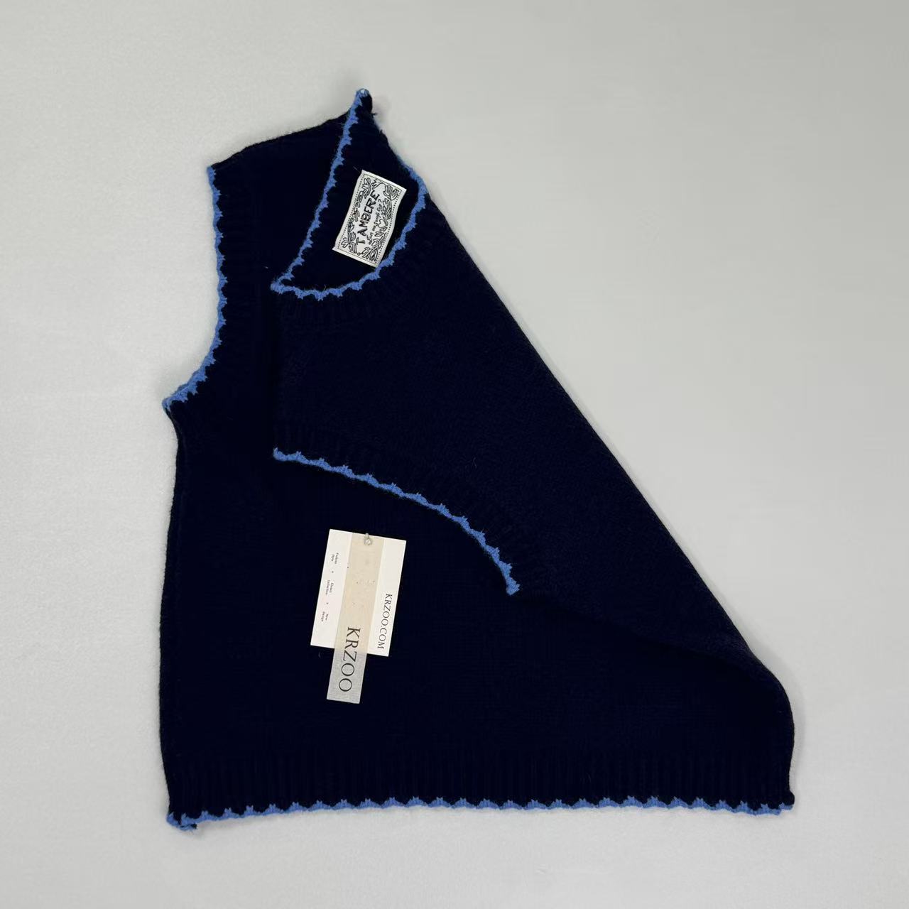 Multi-color border round-neck sleeveless sweater