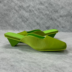 Round-headed satin-covered triangular heel